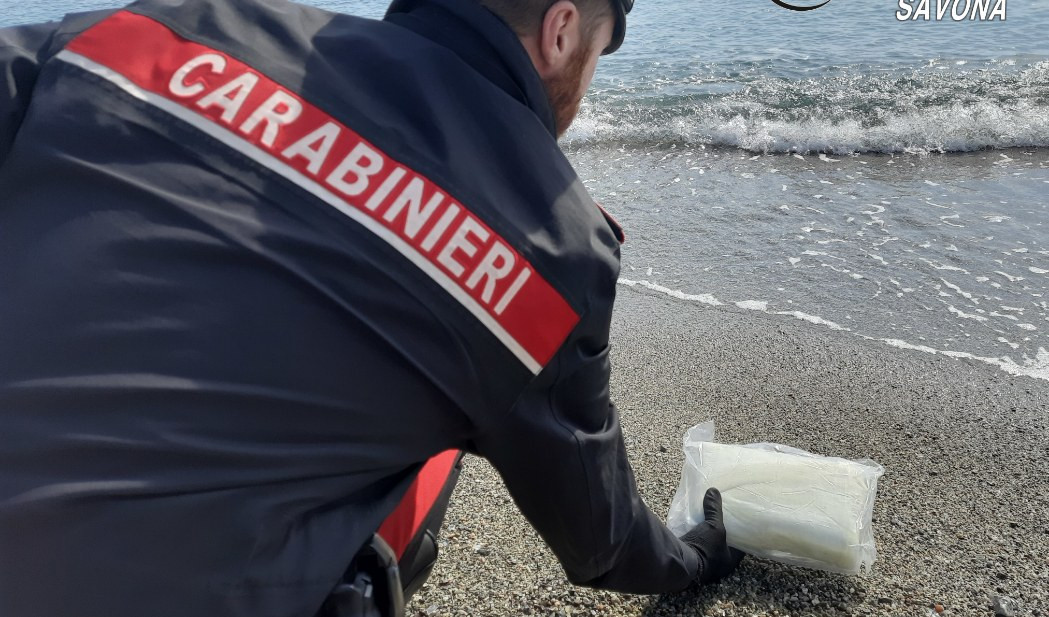 Ancora un chilo di cocaina spinto dalle onde in spiaggia a Savona