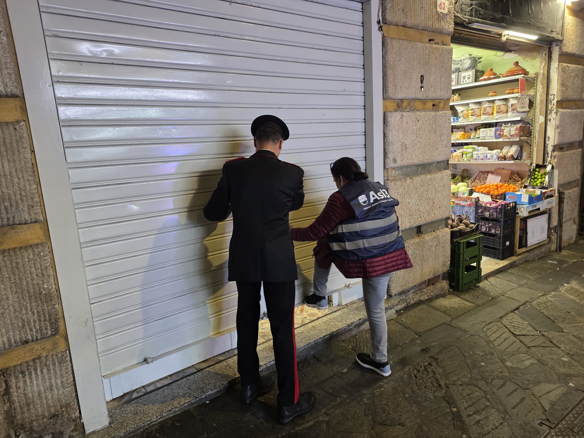 Blatte, assunzioni irregolari e carenze igieniche, chiusi due negozi nel centro storico di Genova