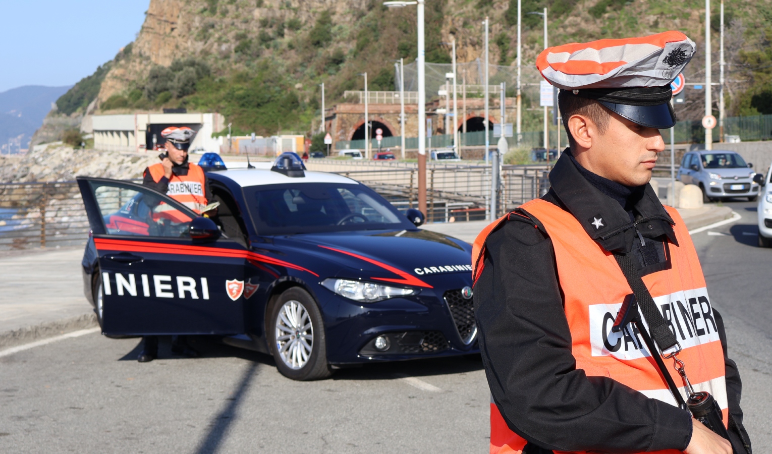 Un carabiniere davanti a un'auto 