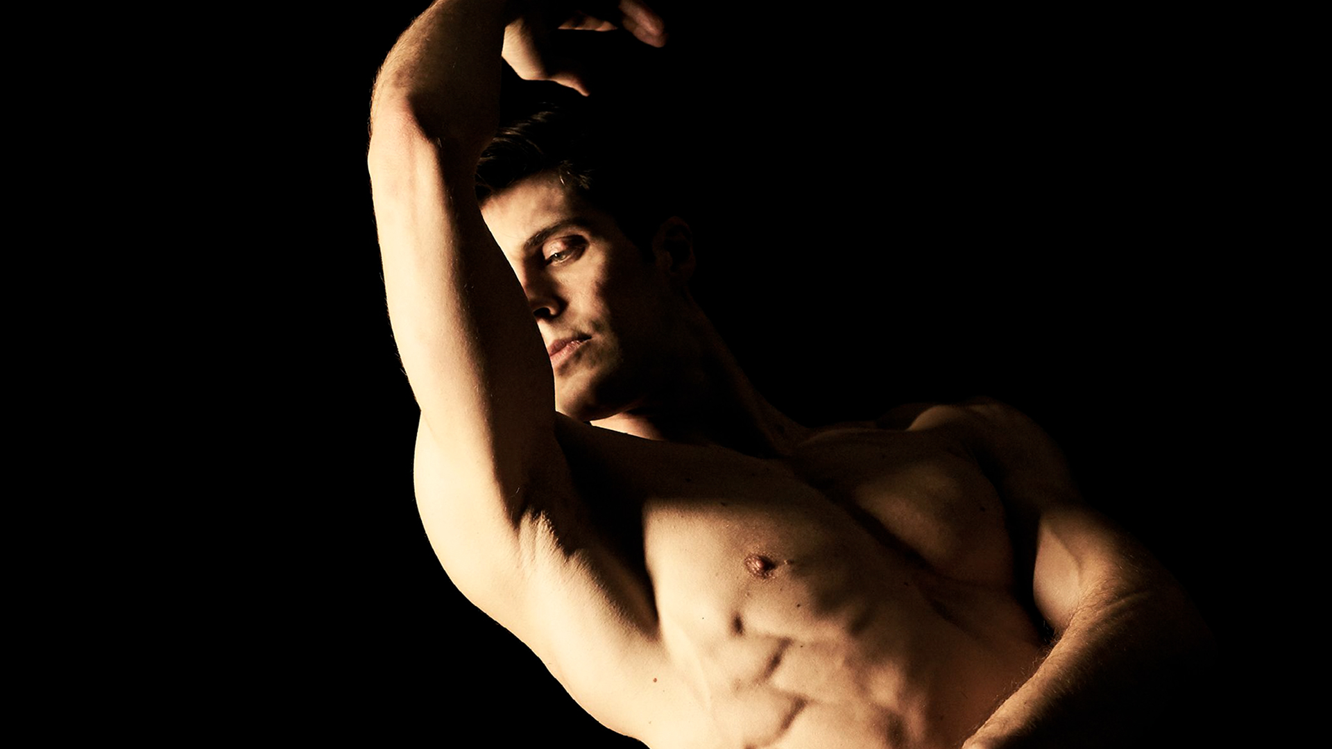 Carlo Felice, per uno sciopero rischia di saltare l'ultima replica del 'Caravaggio' di Roberto Bolle