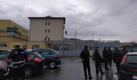 Violenza in carcere, detenuto aggredisce poliziotto penitenziario: 7 giorni di prognosi