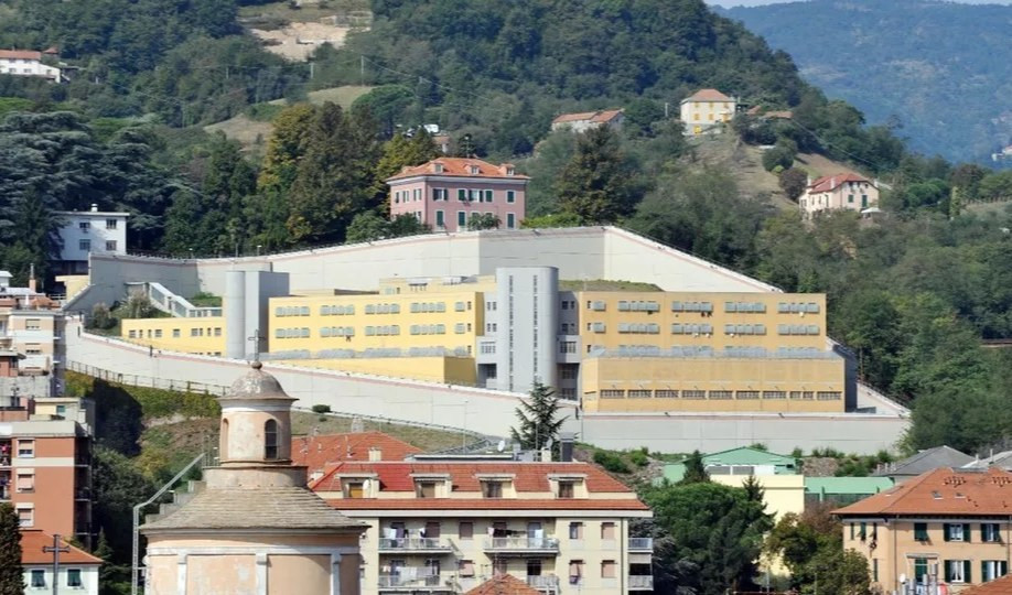 Genova, nel carcere di Pontedecimo crolla solaio: ferito un detenuto