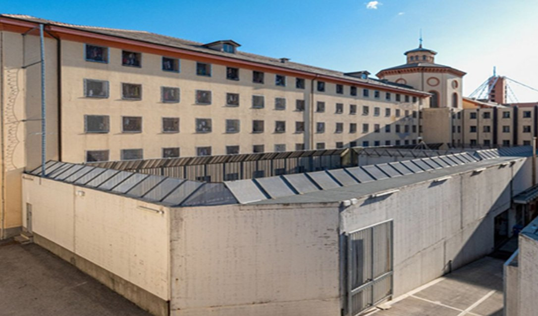 Genova, caos nel carcere di Marassi: fiamme nelle celle, evacuato un piano