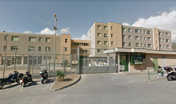 Carcere di Sanremo, detenuti danno fuoco alla propria cella: 50 evacuati