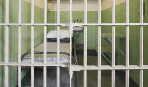 Carceri, detenuto dà fuoco alla cella: evacuato un intero piano