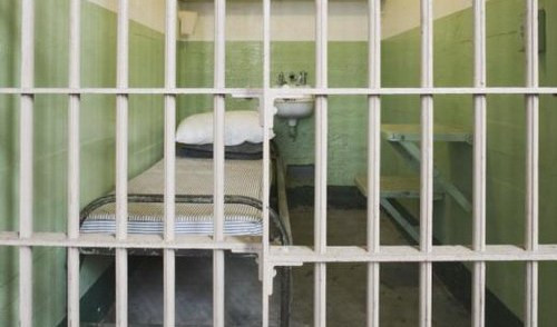 Violenza in carcere, detenuto prende a testate poliziotto