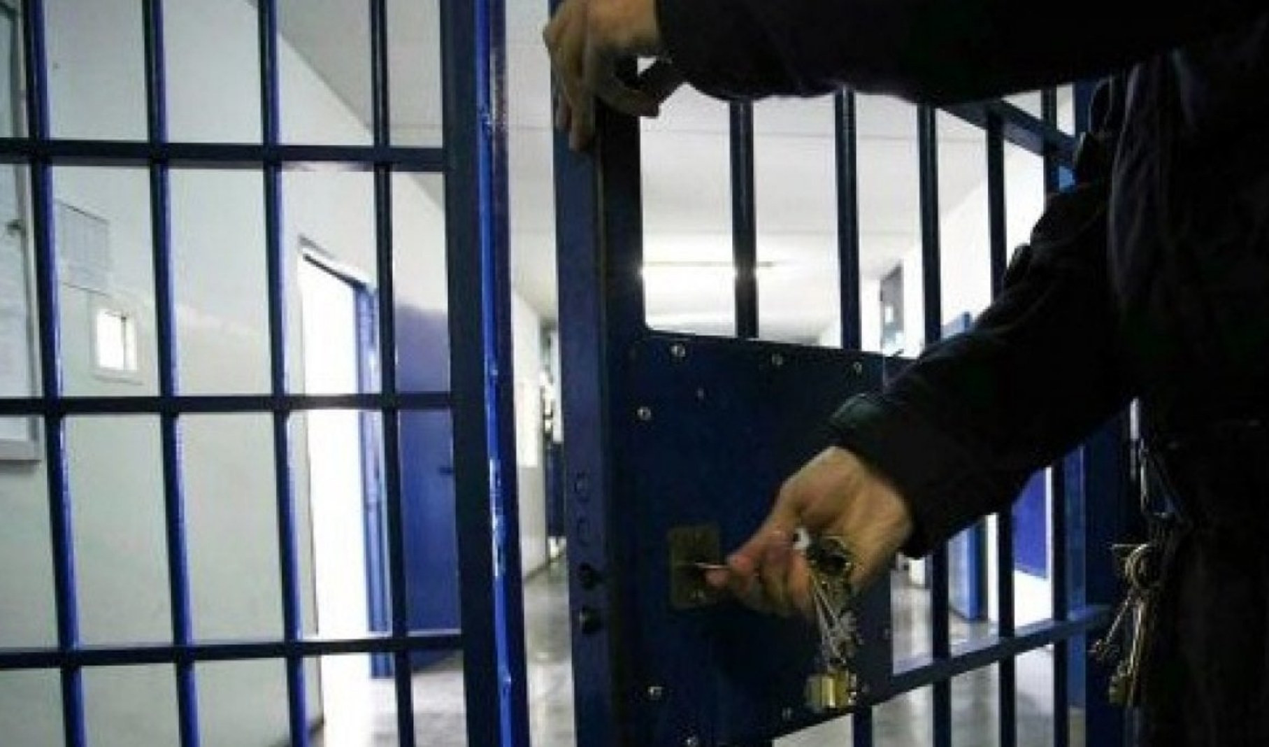 Vigilia di Pasqua di violenza nelle carceri liguri: aggrediti due agenti