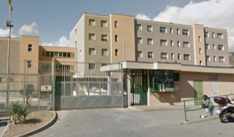 L'entrata di un edificio