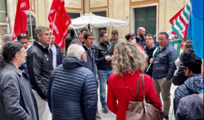 Addetti carrellini treni, presidio a Tursi: Comune Genova si impegna
