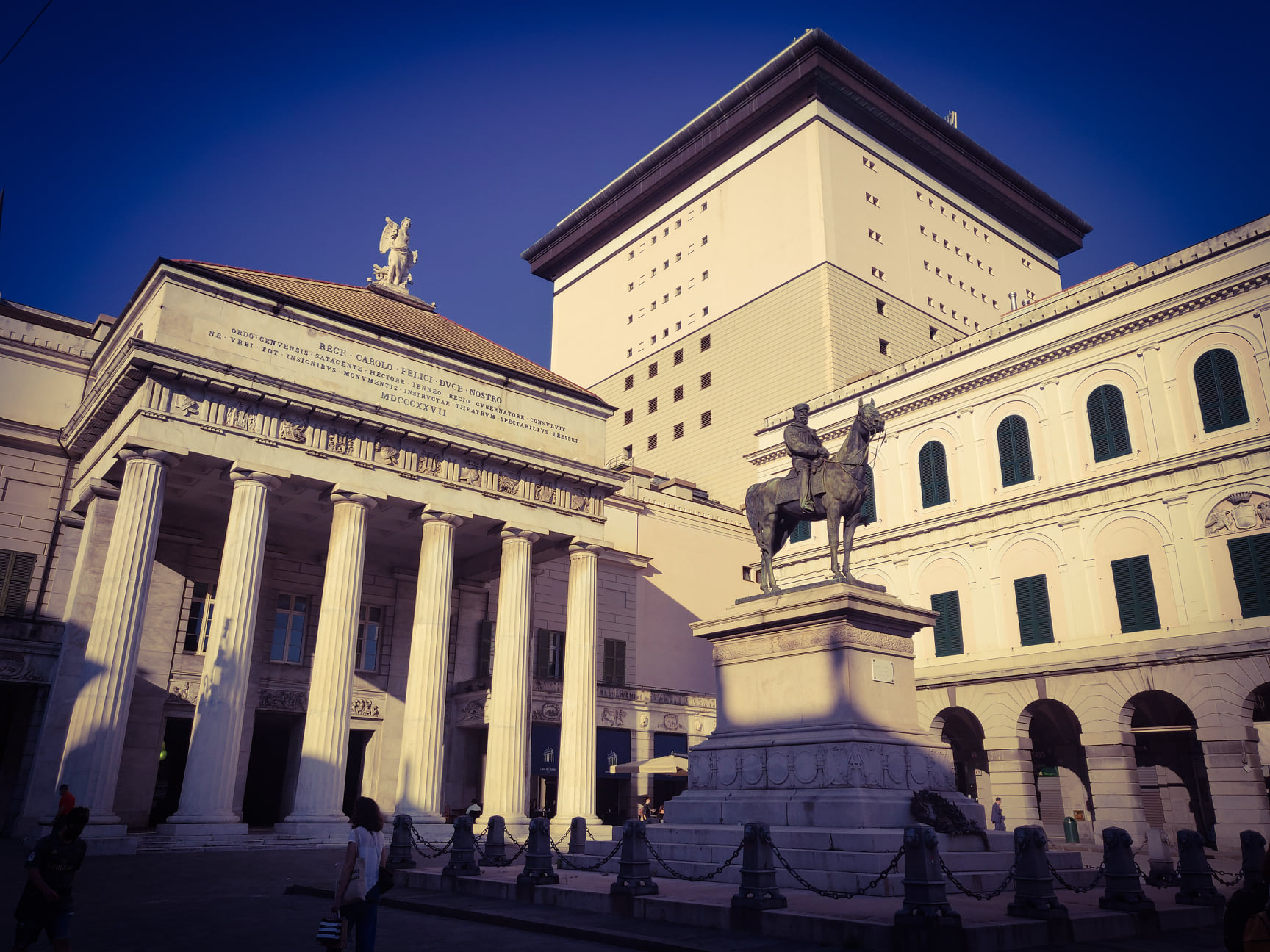 Lavoratori del Carlo Felice in protesta
