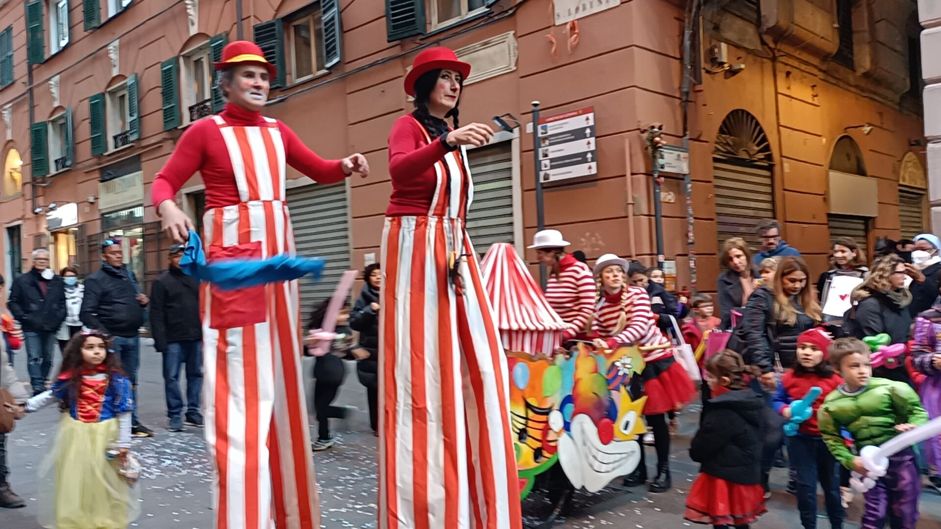 Clown e trampolieri: dopo il covid il Carnevale nelle vie di Genova