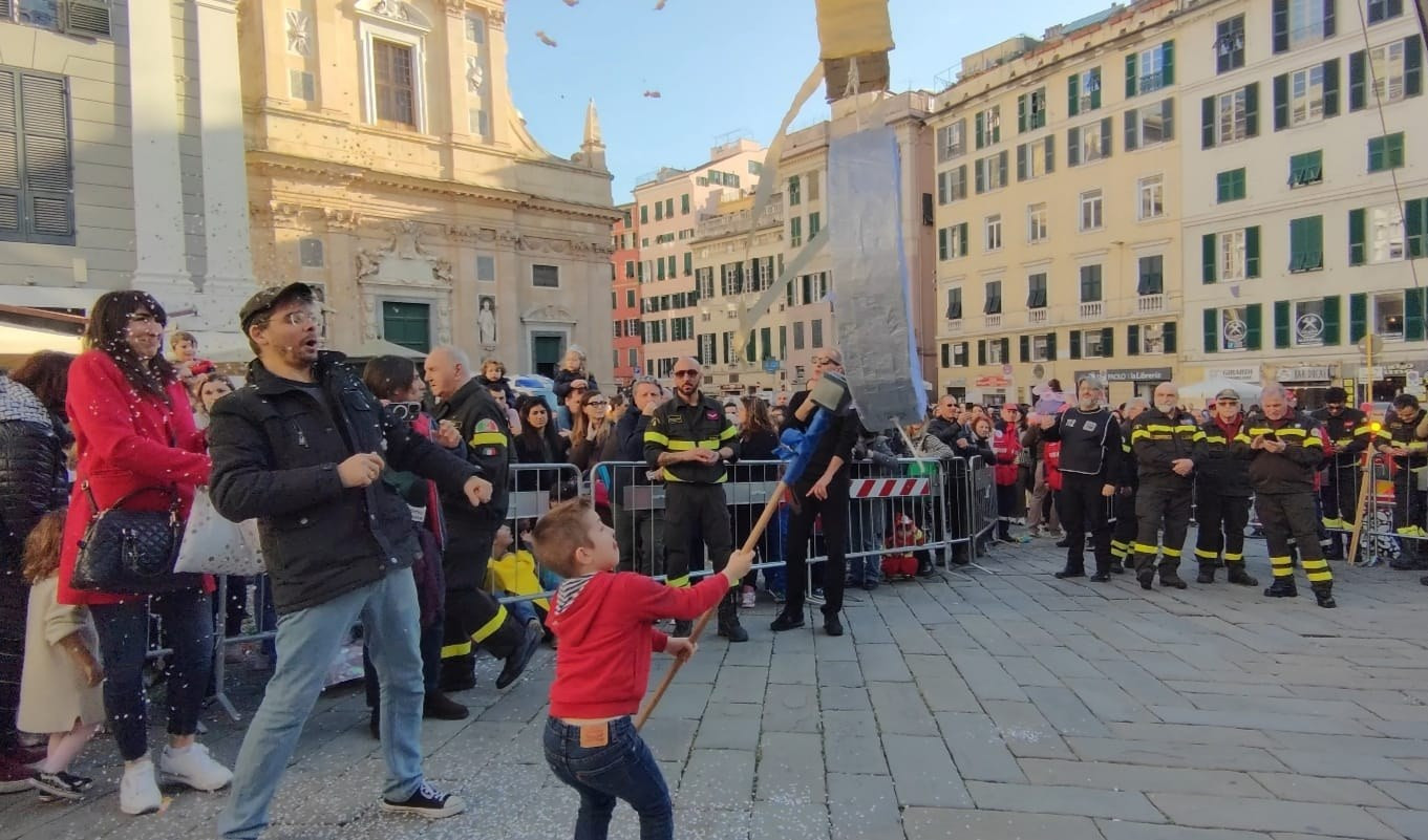 Carnevale a Genova, tanti bambini in piazza Matteotti per la pentolaccia