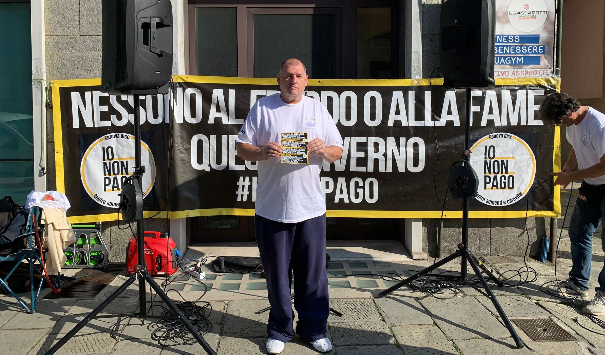 Genova contro il caro bollette, il presidio di 'Io non pago' prima della manifestazione di domenica