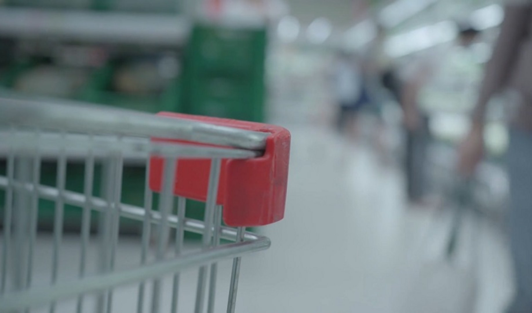 Genova: prova a rubare in un supermercato, scoperto lancia una bottiglia di vetro contro cliente