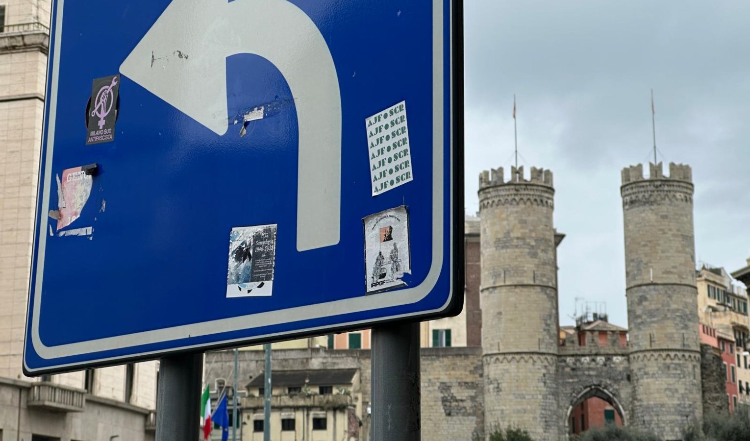 Genova, ecco i nuovi cartelli stradali anti adesivi: obiettivo sostituirne mille in un anno