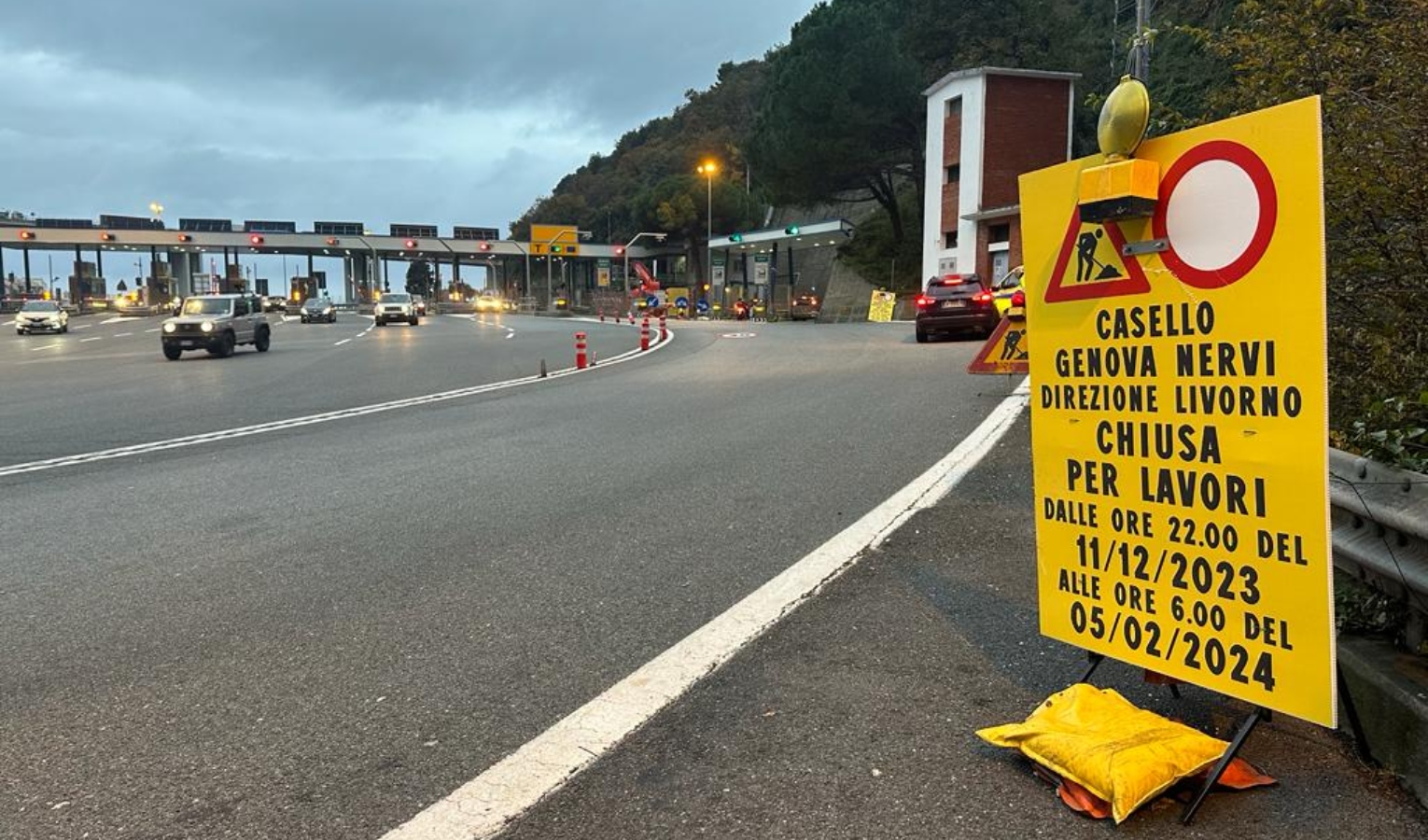 Chiusura rampa A12, automobilisti disorientati tra cartelli e cantieri