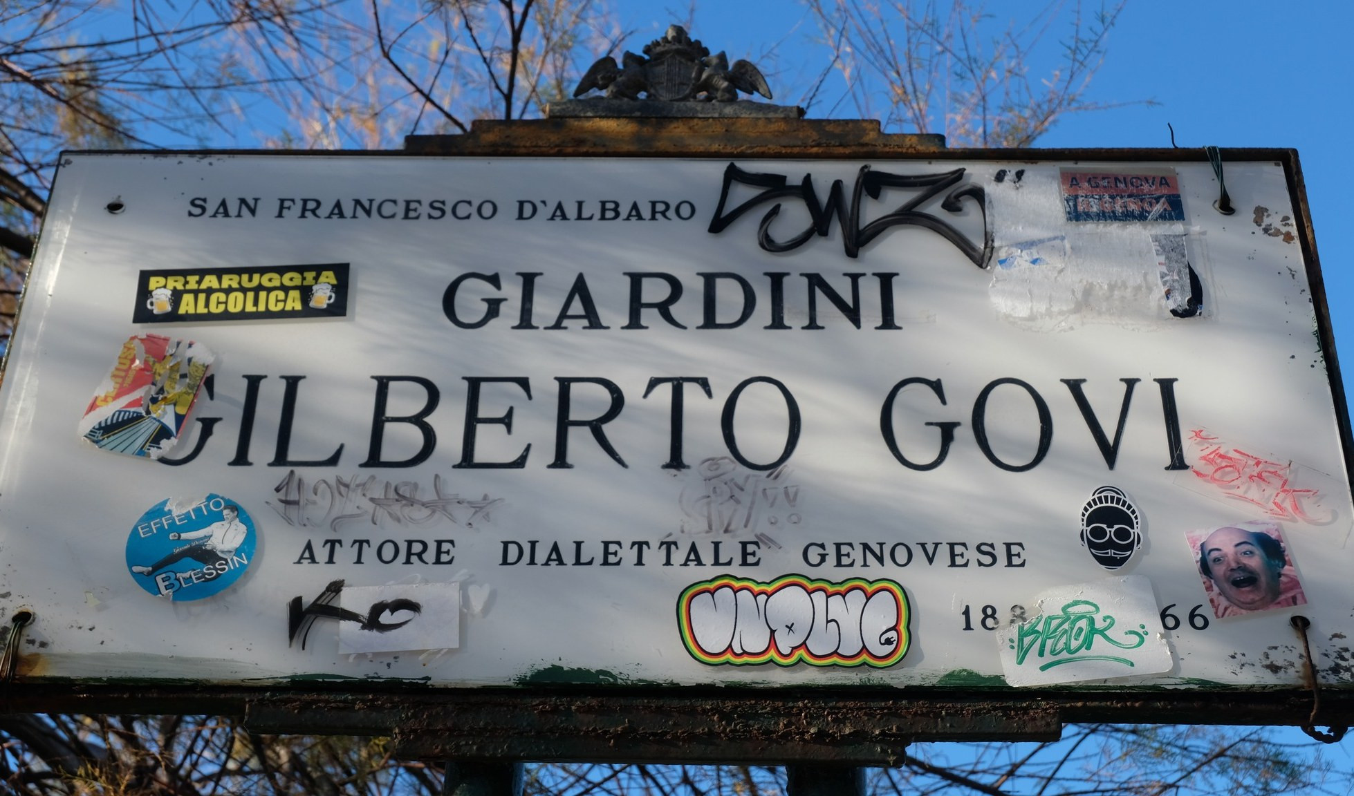 Genova, il Comune a caccia di chi attacca adesivi sui cartelli stradali
