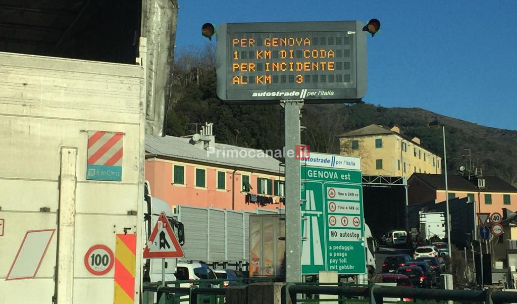 Caos autostrade, auto si ribalta in galleria a Genova Est