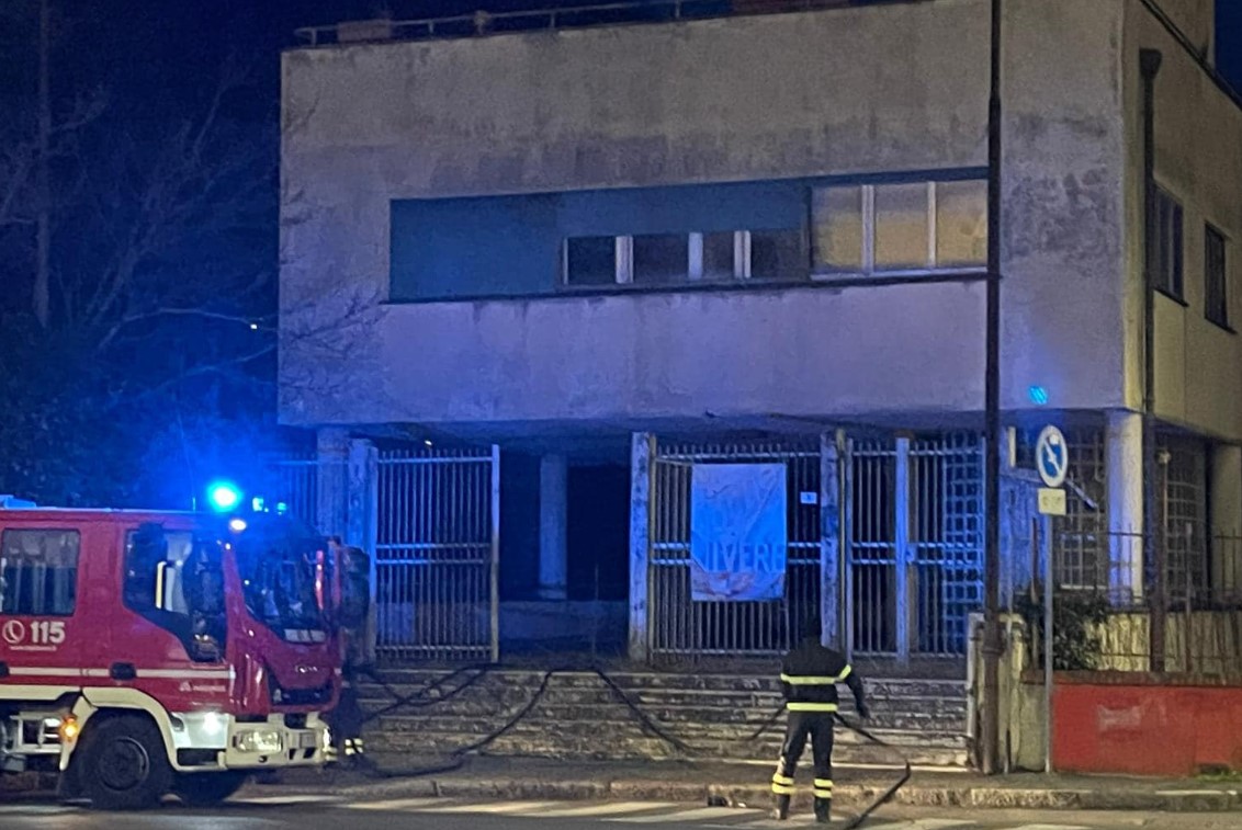 Fiamme nella Casa del Soldato di Sturla diventata giaciglio di sbandati