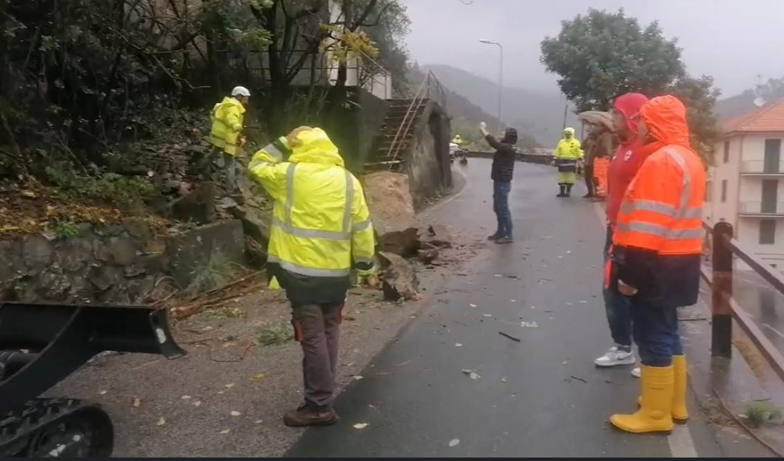 Maltempo nel levante, frana a Casarza: strada riaperta