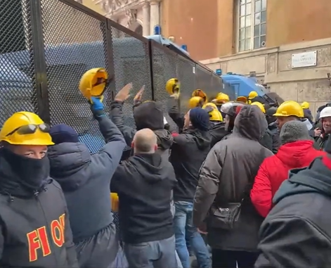 Ex Ilva, la protesta dei lavoratori tra prefettura e Brignole: domani quinto giorno di sciopero e presidio a Cornigliano