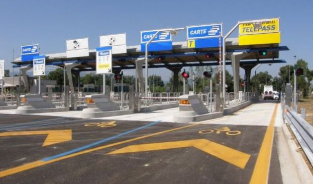 Tir scontra guard rail, mattinata di caos in autostrada