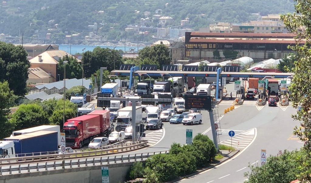 Genova, camion sbaglia strada al casello di Pra' e finisce contro guardrail