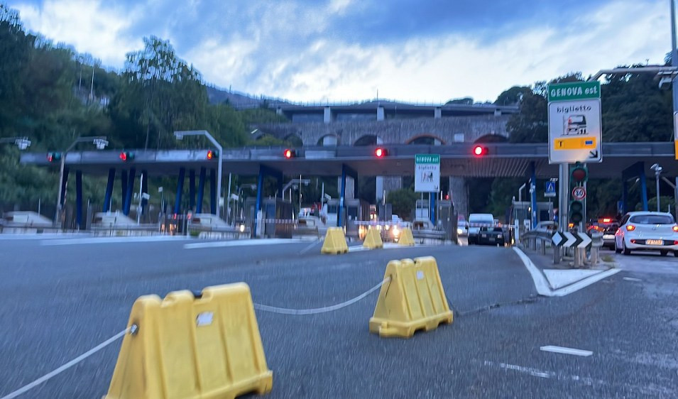 Frontale al casello di Genova Est, feriti trasportati in codice giallo all'ospedale