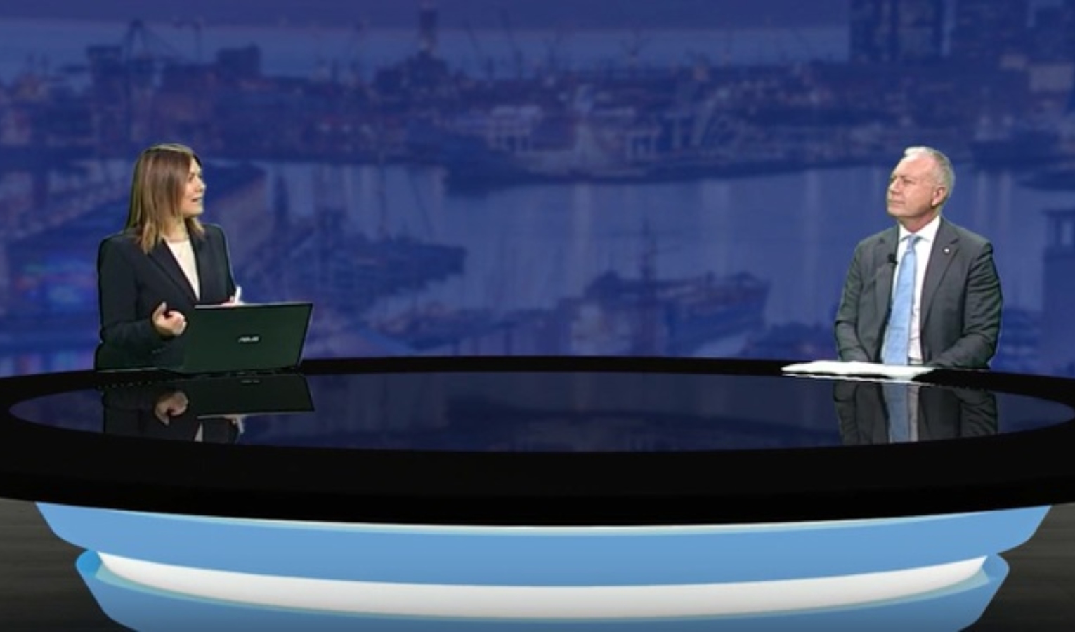 Il presidente del consiglio comunale Carmelo Cassibba Un uomo e una donna in uno studio televisivo