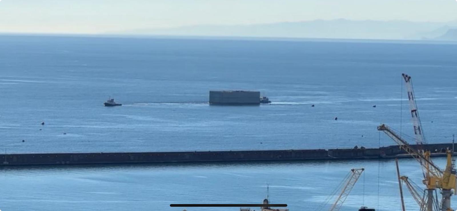 Un parallelepipedo in mare trainato da una barca