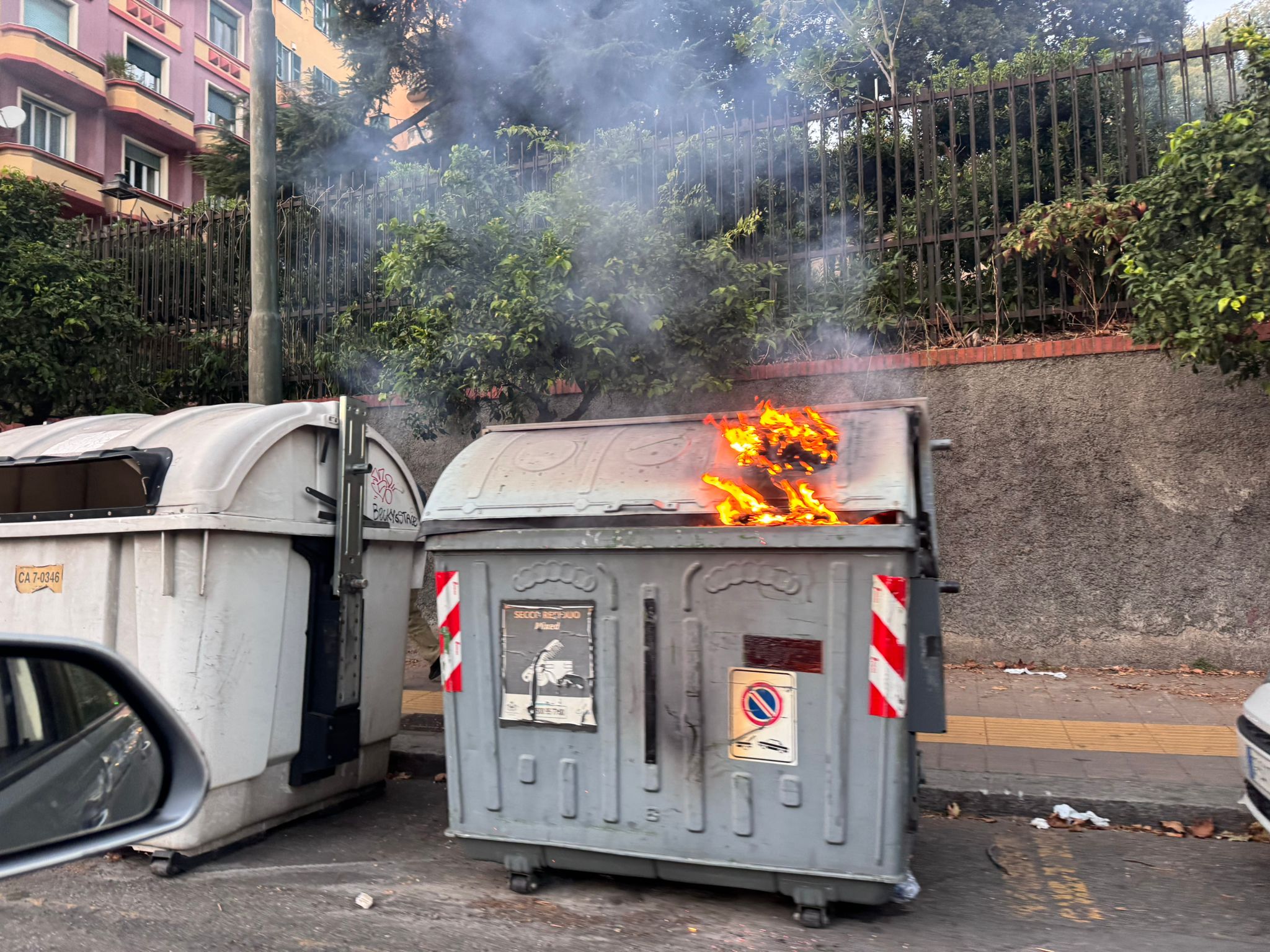 Incendio di un bidone Amiu