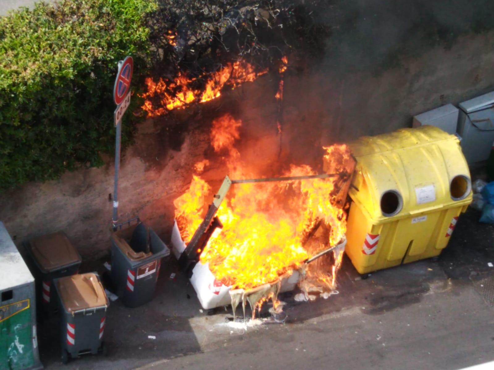 Dà fuoco ai bidoni, le fiamme raggiungono le auto: fermato il piromane 