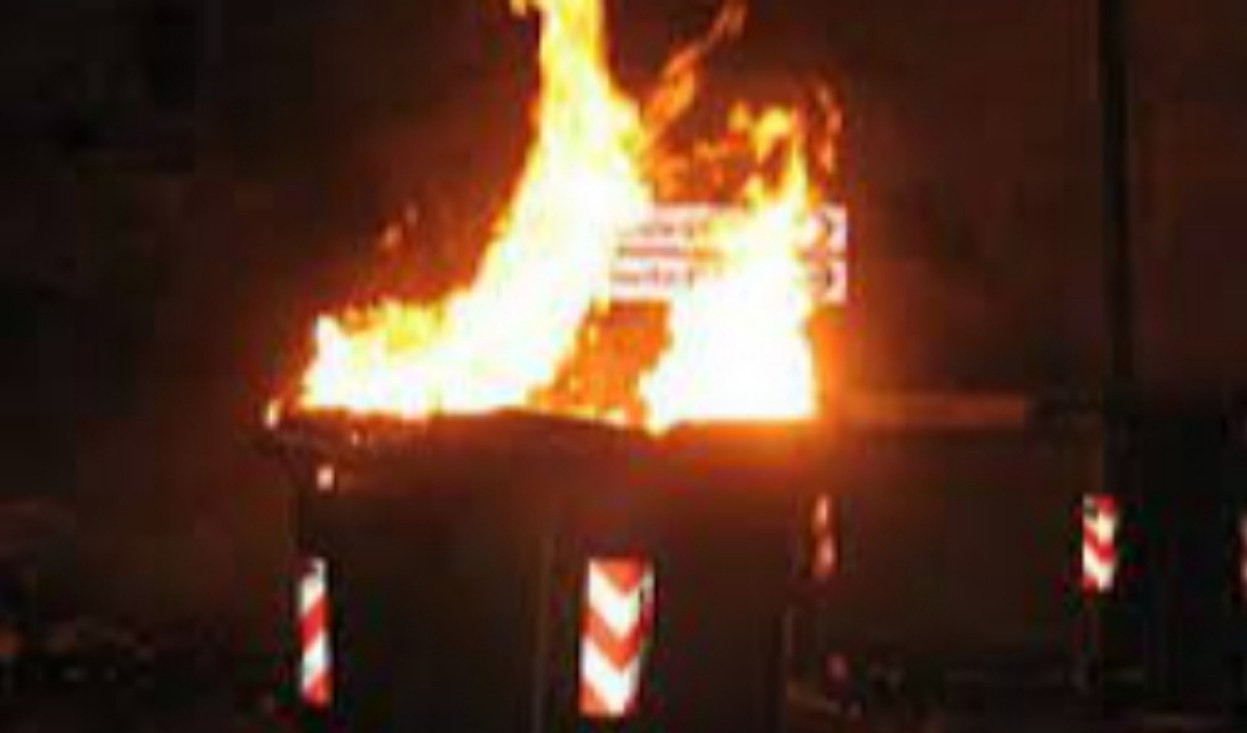 Raid vandalico a Genova, cassonetti in fiamme: preso piromane 