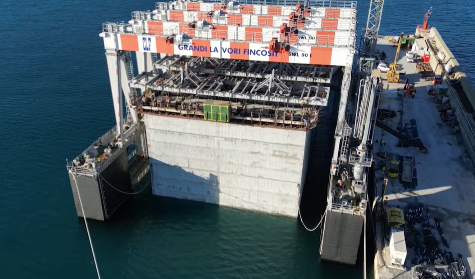 Uno dei cassoni della nuova diga di Genova Un pezzo grande di cemento in mare