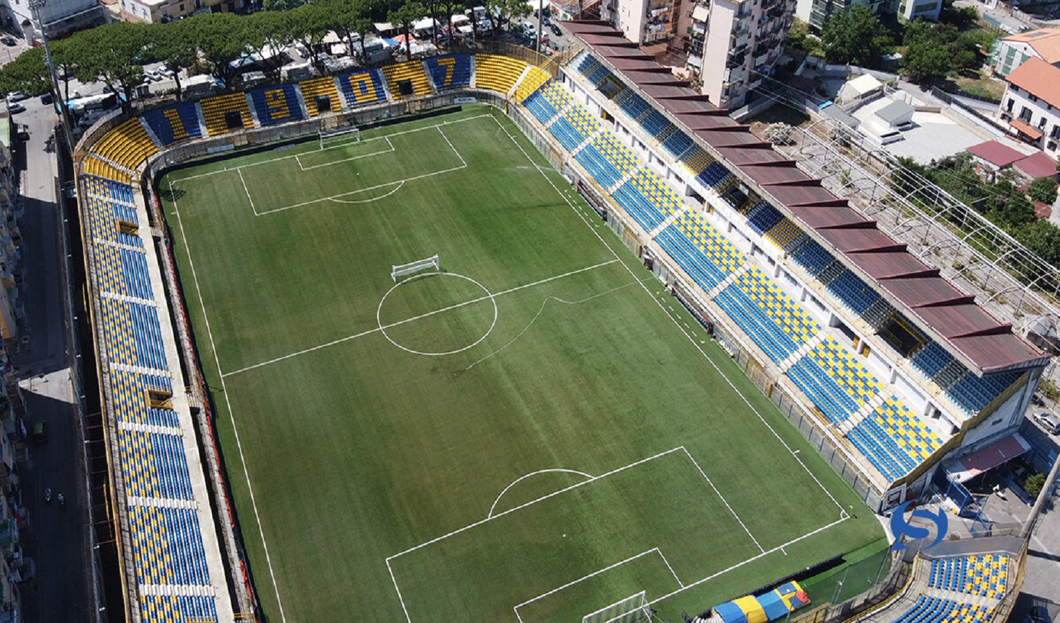 Uno stadio di calcio vuoto