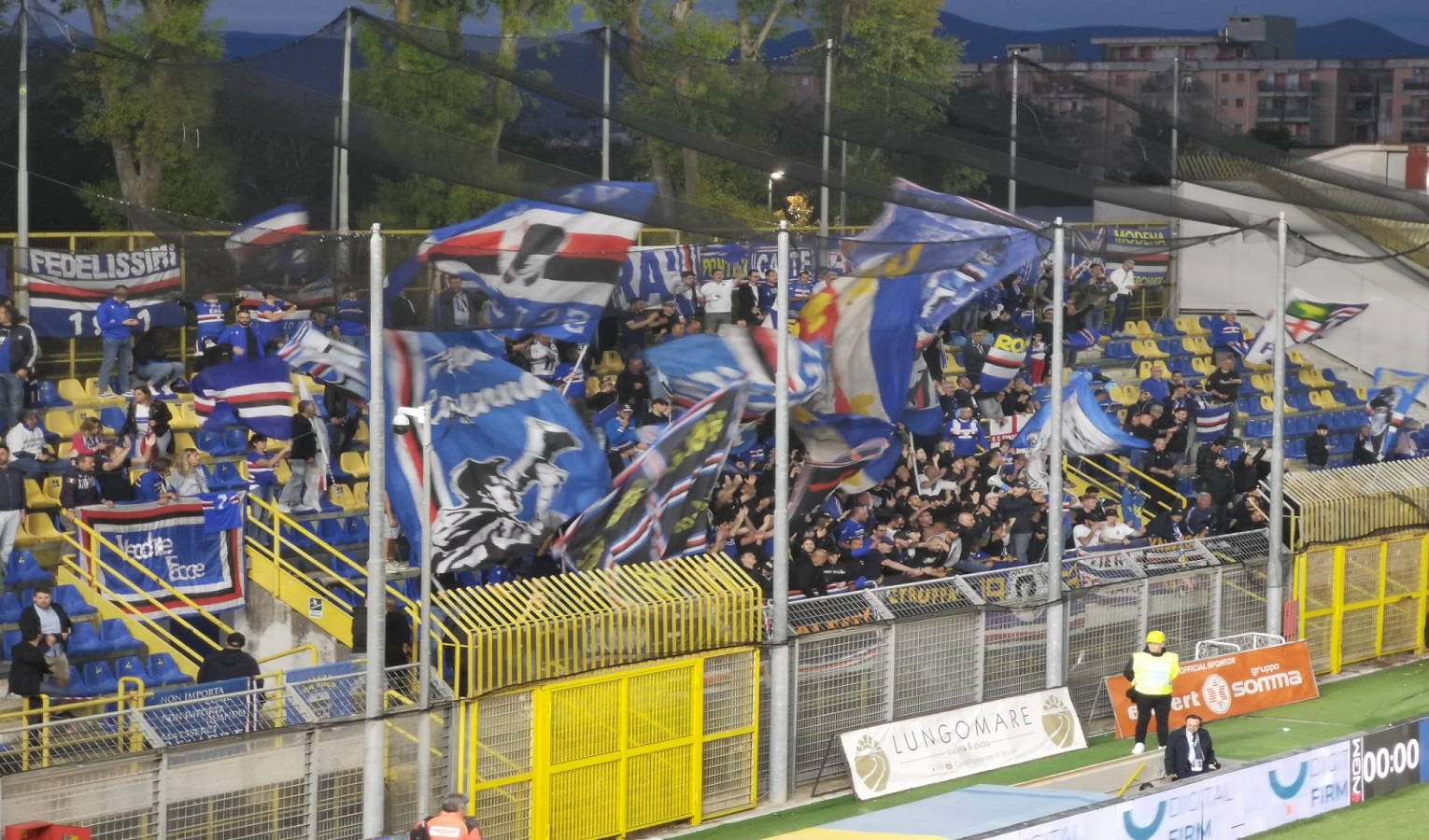 Uno stadio di calcio coi tifosi e le bandiere della Sampdoria