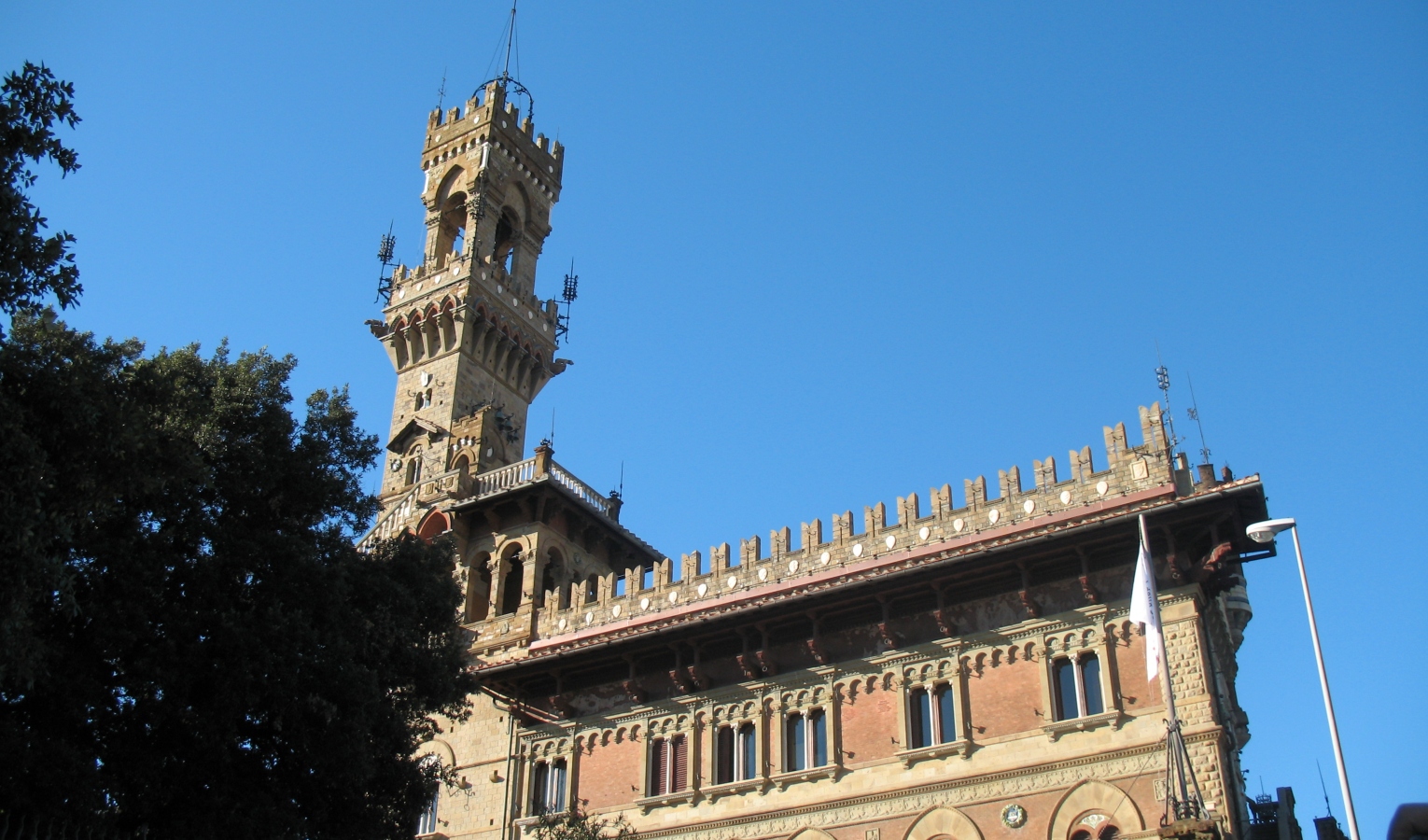 Genova, tentano furto a castello Mackenzie, banda fa 