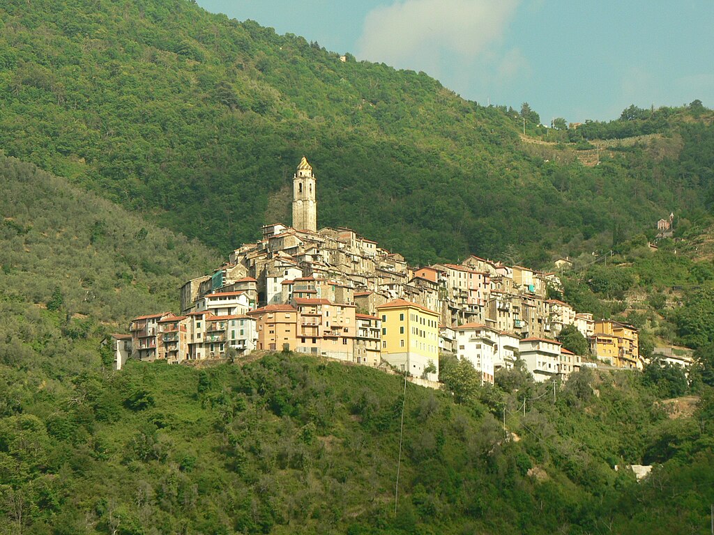 Incidente sul lavoro a Castel Vittorio, operaio cade dal tetto del Comune: è grave