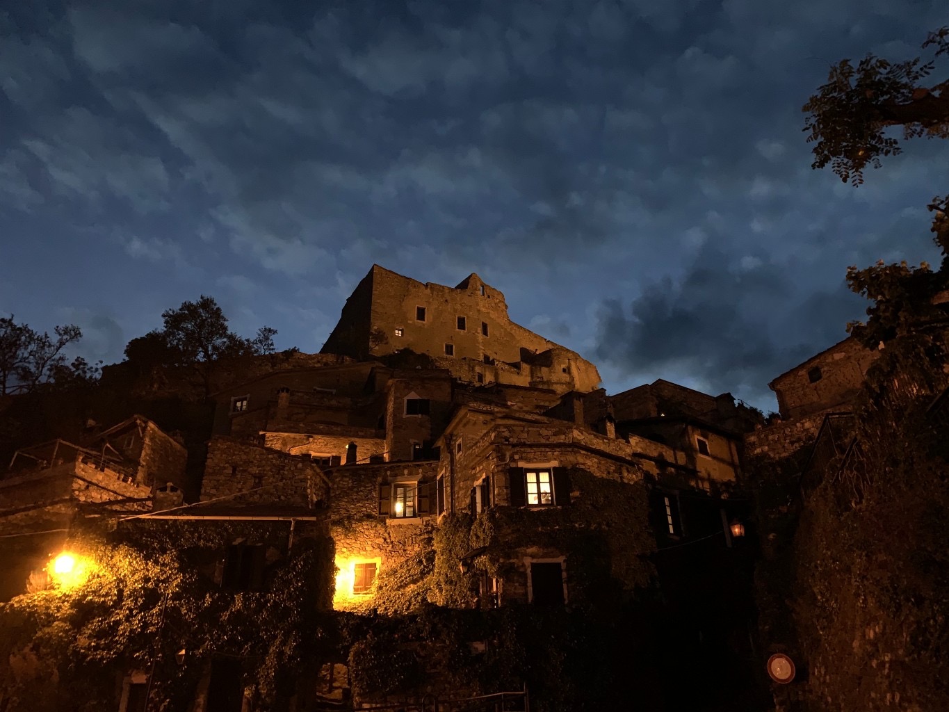 Castelvecchio di Rocca Barbena Un castello in cima a una collina