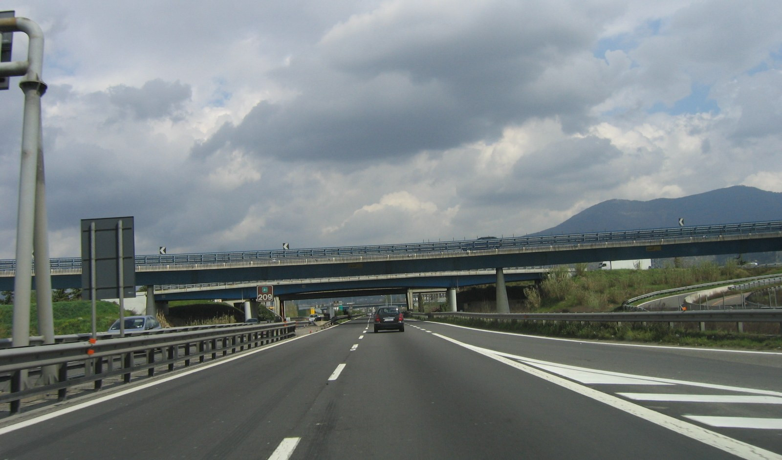 Tirano sassi e limoni sulle auto dal cavalcavia in A15: arrestati 