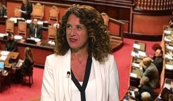 La deputata di Noi Moderati Ilaria Cavo Una donna vestita di bianco con sullo sfondo il Parlamento