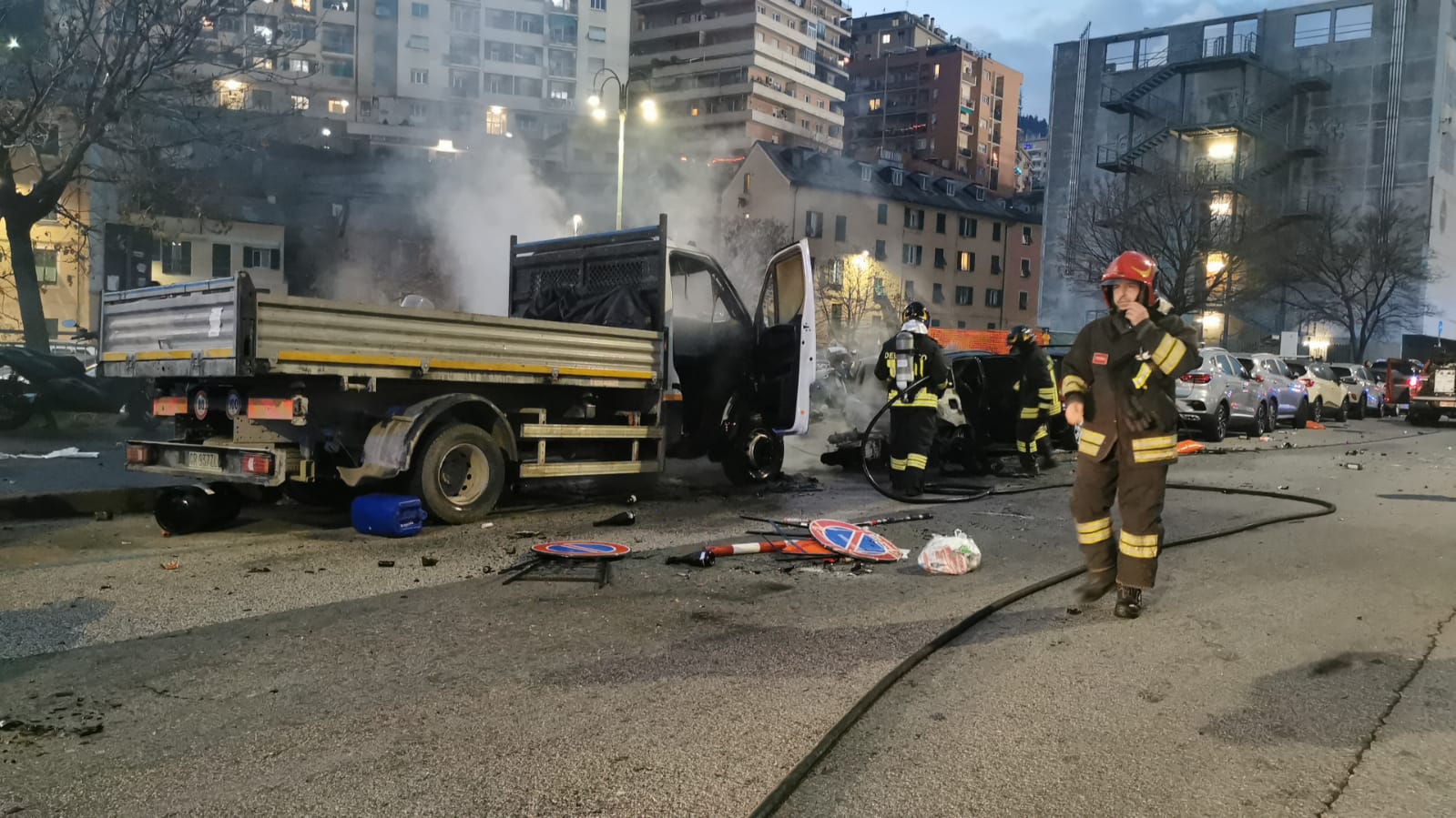 Alta tensione al Ferraris tra genoani e interisti, mezzi bruciati: il video