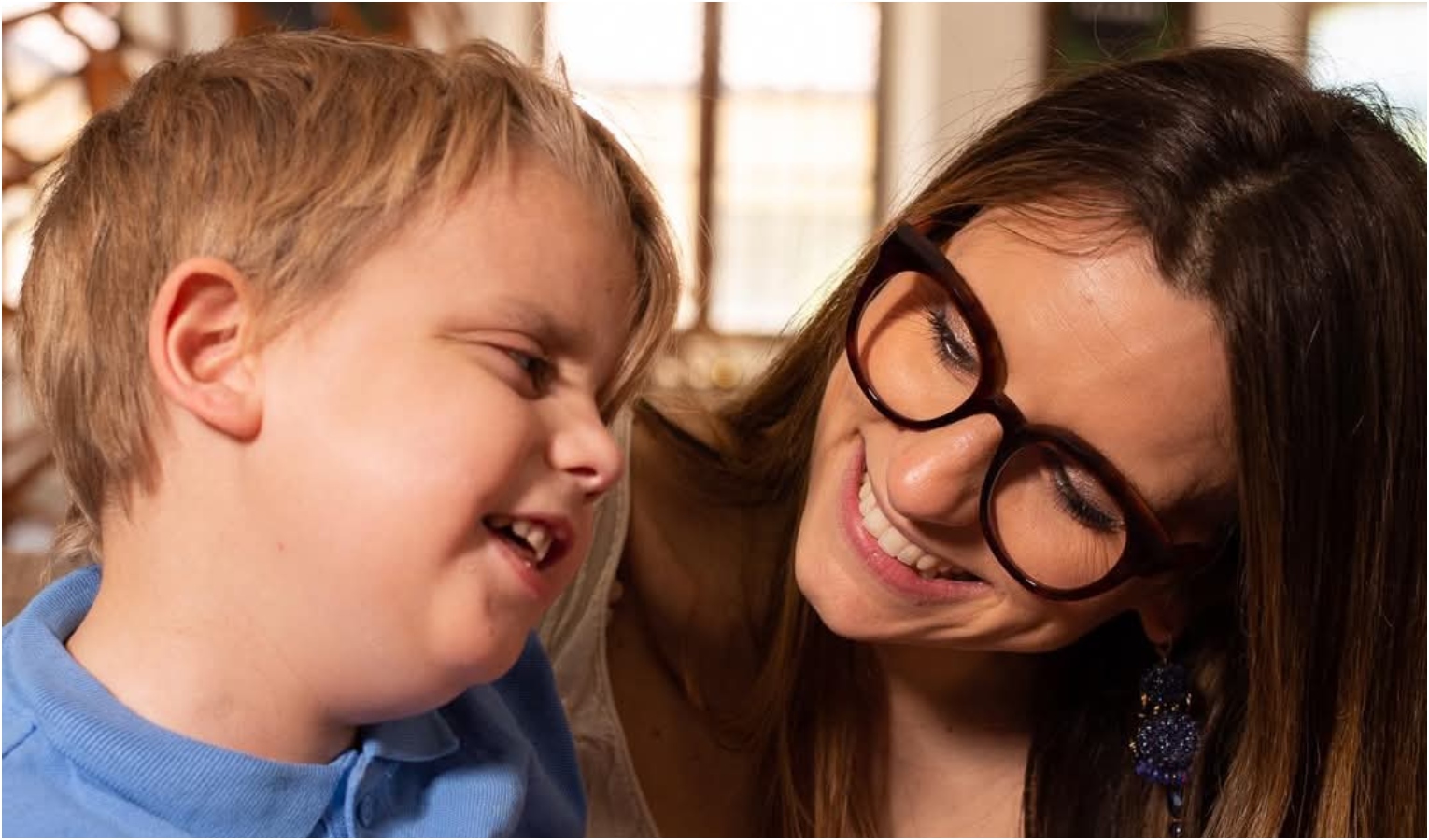 In 24 ore raggiunto primo obiettivo di 200mila euro ora alzato a 400mila Bambino biondo sorridente con donna con occhiali e capelli lunghi