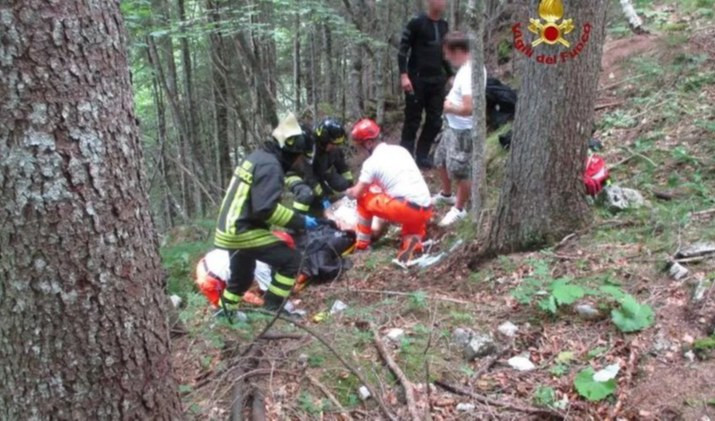 Perde il controllo della moto e finisce giù dalla scarpata