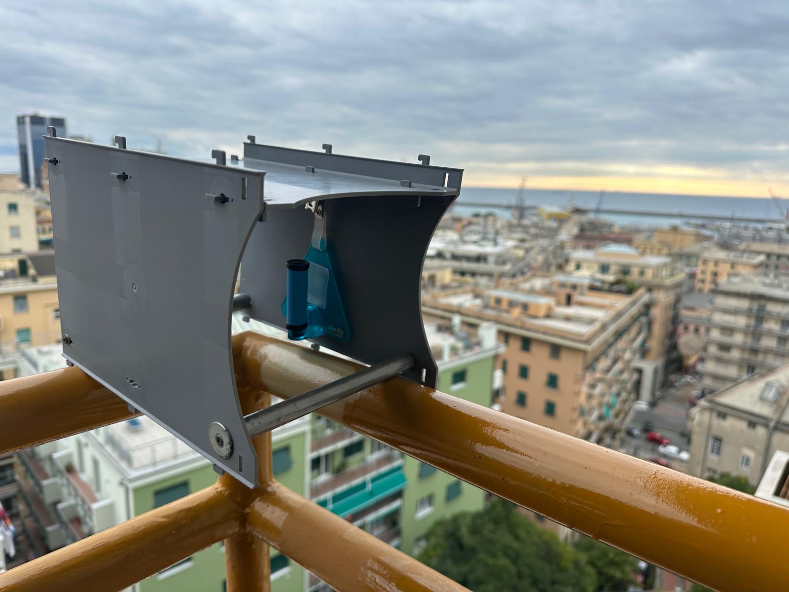 Una scatola in un terrazzo vista porto 