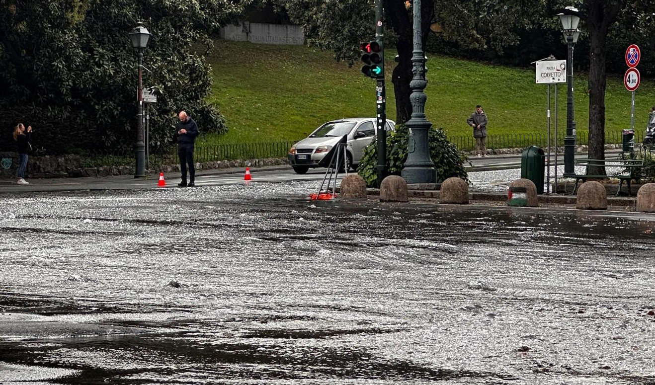 Genova, esplode tubatura in centro: lunghi lavori di ripristino