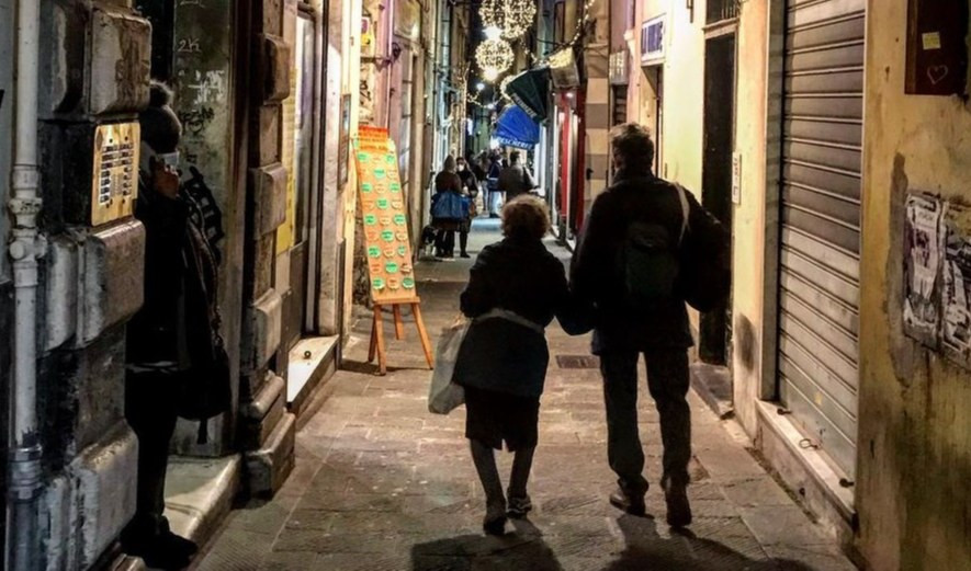 Genova, finestra precipita da un palazzo del centro storico: ferito un turista