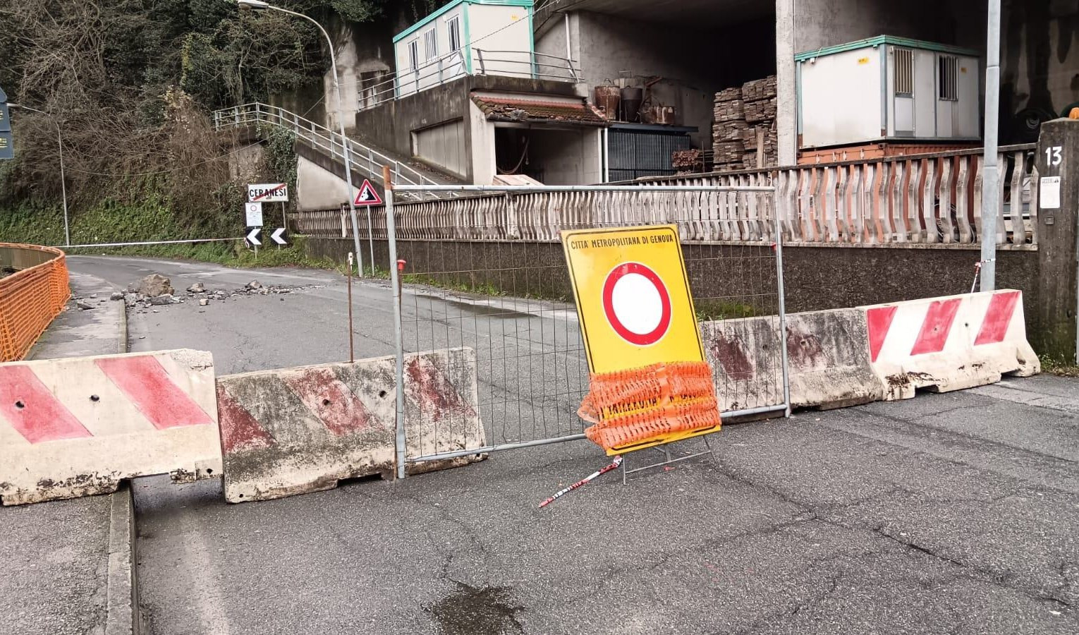 Ceranesi, riaperta su una corsia la strada di S. Marta dopo la frana