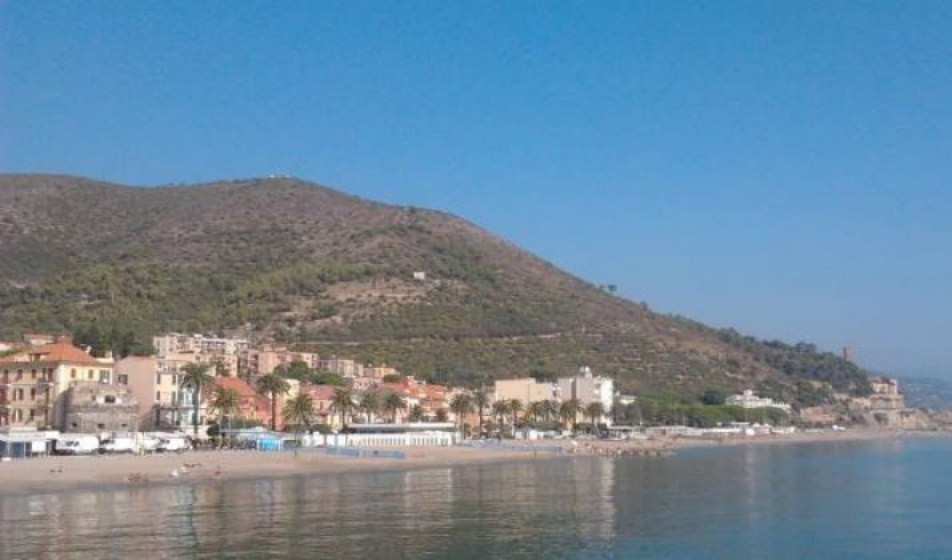 Colto da malore in mare, muore a Bordighera uomo di 50 anni