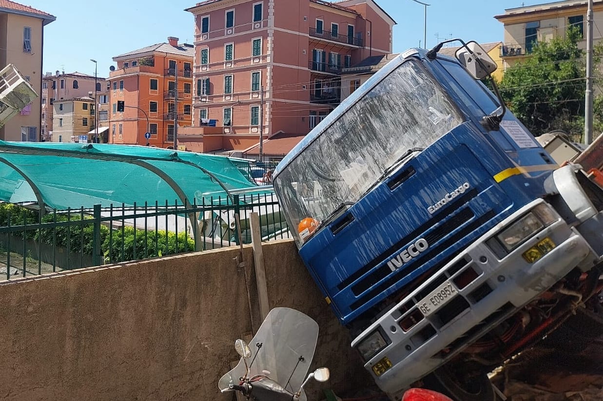 Incidente a Lavagna, crolla una gru: due operai feriti 